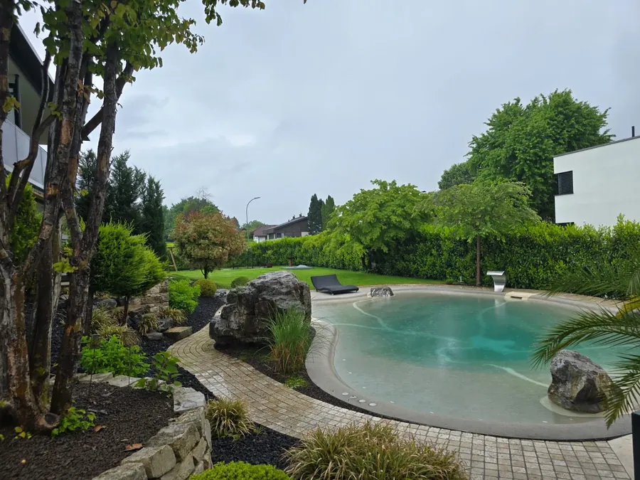 Pool und Garten der Blauen Lagune