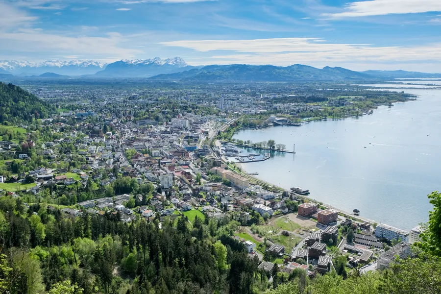 Blick über Bregenz und den Bodensee bis zu den Alpen