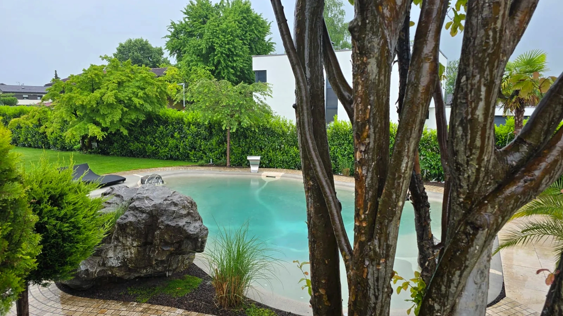 Naturpool mit Felsen und Garten der Blauen Lagune